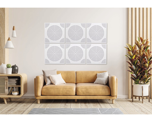 Wohnzimmer mit Akustikpaneelen an der Wand über einem Sofa