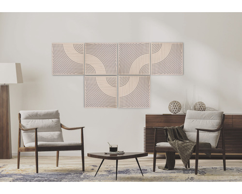 Wohnzimmer mit Holzpaneel-Wandkunst, Sessel und Couchtisch