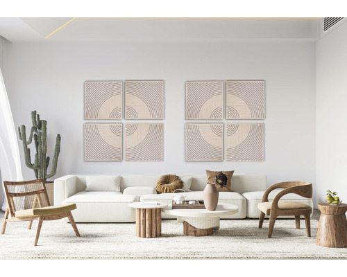 Wohnzimmer mit Sofa, Sesseln, Couchtischen und Wandkunst mit geometrischen Mustern.