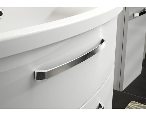 Detailansicht eines weißen Waschtischunterschranks mit silberfarbenem Griff