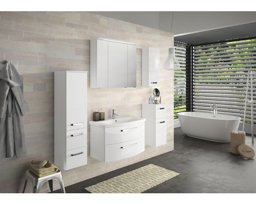 Modernes Badezimmer mit weißen Badmöbeln, Waschtischunterschrank, Spiegelschrank, Hochschrank und Badewanne.