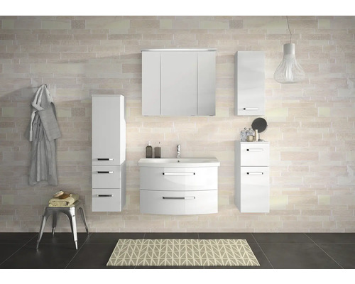 Badezimmer mit Waschbeckenunterschrank, Spiegelschrank und Hochschrank