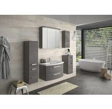 Modernes Badezimmer mit Waschtisch, Spiegelschrank, Hochschränken und freistehender Badewanne.