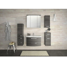Badezimmer mit Waschbeckenunterschrank, Spiegelschrank und Hochschränken
