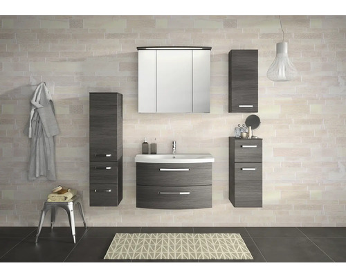 Badezimmer mit Waschbeckenunterschrank, Spiegelschrank und Hochschränken