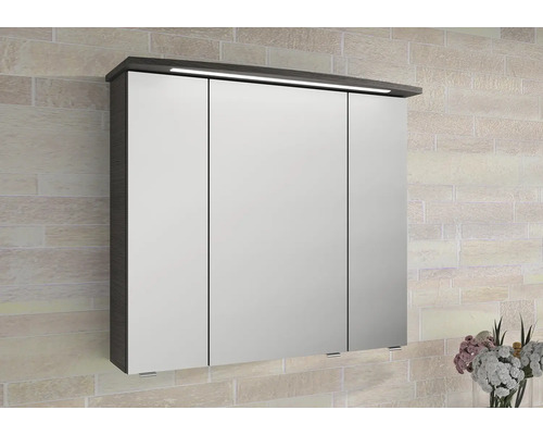 Spiegelschrank mit drei Türen und Beleuchtung an einer Wand