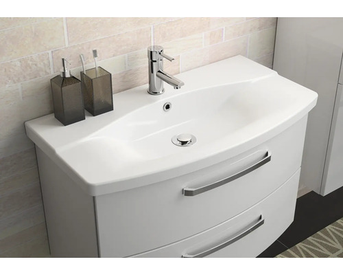 Waschtischunterschrank mit Waschbecken, Armatur, Seifenspender und Zahnputzbecher im Badezimmer.