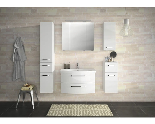 Helles Badezimmer mit weißen Möbeln, Waschbeckenunterschrank, Spiegelschrank und Hochchränken für ein modernes Ambiente.