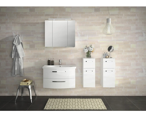 Helles Badezimmer mit Waschbeckenunterschrank, Spiegelschrank und zwei Seitenschränken