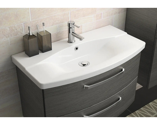 Waschtisch mit Unterschrank und Armatur im Badezimmer