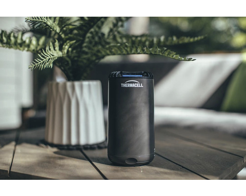 Thermacell Mückenschutzgerät auf einem Holztisch