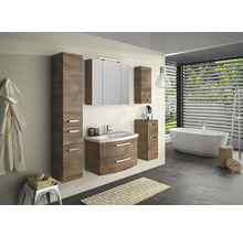 Badezimmer mit Waschbeckenunterschrank, Spiegelschrank, Hochschränken und Badewanne.