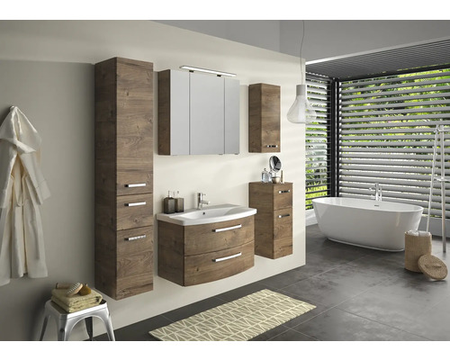 Badezimmer mit Waschbeckenunterschrank, Spiegelschrank, Hochschränken und Badewanne.