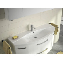 Badezimmer mit Waschbeckenunterschrank, Armatur und Handtuchhaltern