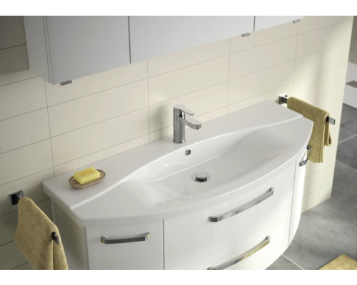 Badezimmer mit Waschbeckenunterschrank, Armatur, Handtuchhaltern und Seife