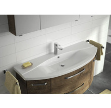 Badezimmer mit Waschtisch, Armatur und Handtüchern