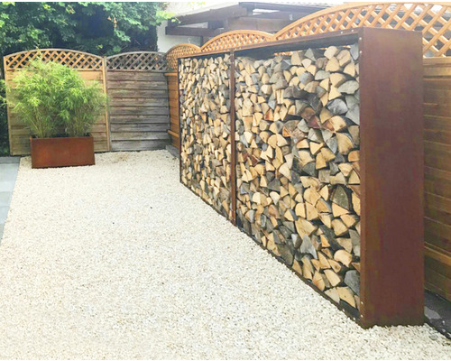 Garten mit Holzlager und Kiesboden