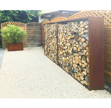 Gartenansicht mit Holzlagerregal und Kiesweg