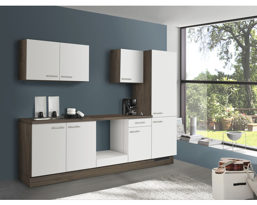 Küchenzeile mit Ober- und Unterschränken in hellem Design