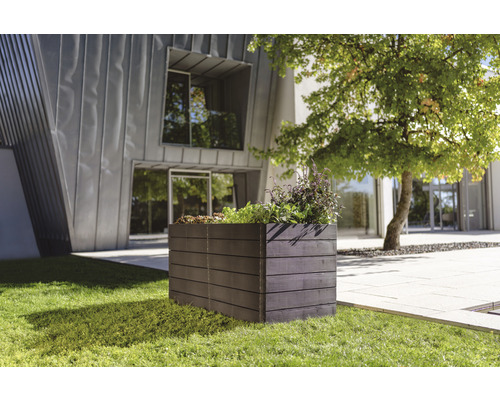 Rechteckiger Pflanzkasten aus Holz im Garten