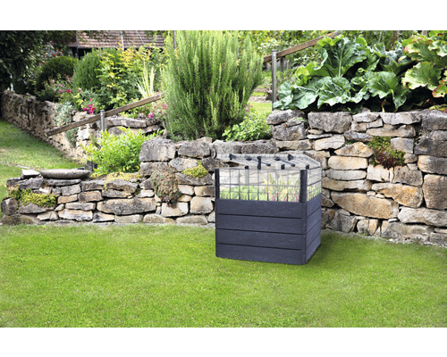 Hochbeet aus Holz und Glas im Garten