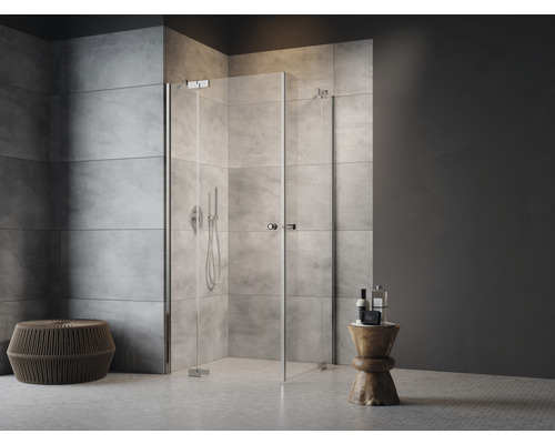 Badezimmer mit Eckdusche und Hockern als Ablageflächen