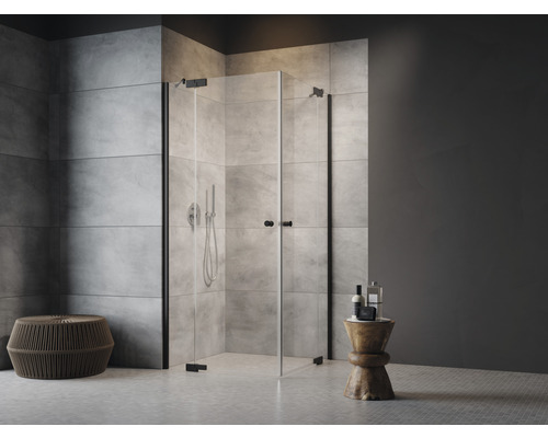 Modernes Badezimmer mit Duschkabine aus Glas und Armaturen