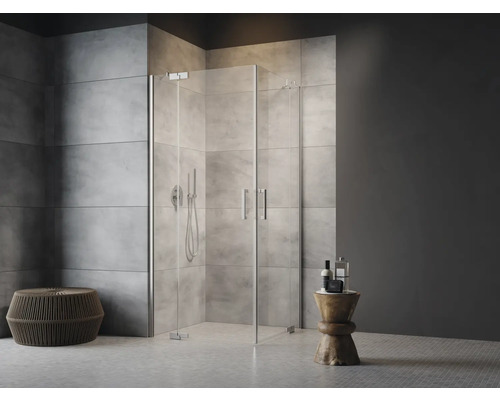 Elegantes Badezimmer mit ebenerdiger Dusche, Sitzgelegenheit und Dekoration