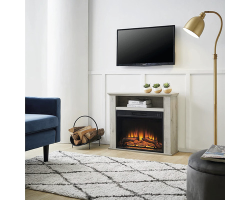Wohnzimmer mit Elektrokamin, Fernseher, Stehlampe und Dekoration