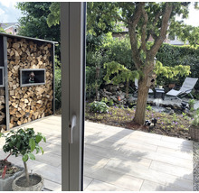 Gartenansicht mit Holzregal, Teich und Gartenmöbeln