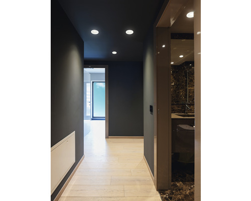 Flur mit Deckenspots und Zugang zu einem Badezimmer