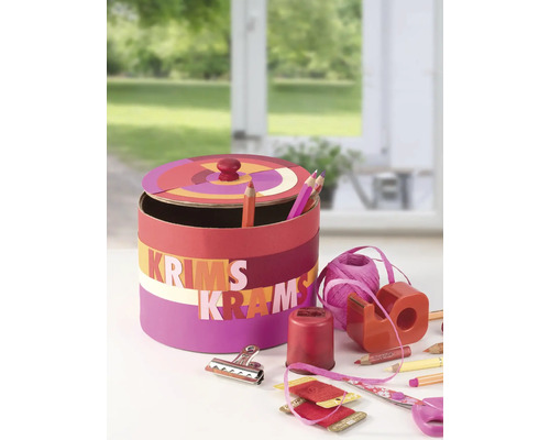 Dekorativer Behälter mit dem Wort Krimskrams und verschiedenen Bastelutensilien
