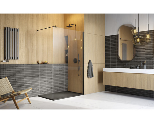 Modernes Badezimmer mit begehbarer Dusche, Waschbeckenunterschrank und Heizkörper