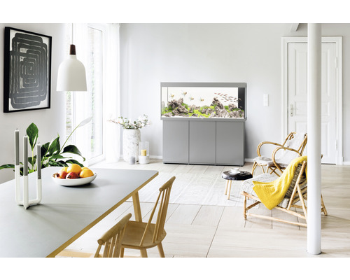 Heller Raum mit Aquarium auf Unterschrank, Esstisch und Rattansesseln