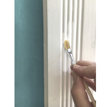 Anstreichen einer profilierten Leiste mit einem Pinsel