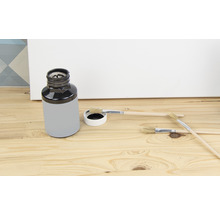 Farbeimer mit Pinsel auf Holzgrund