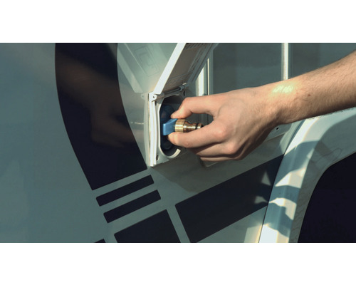 Anschluss einer Wasserkupplung am Wohnwagen