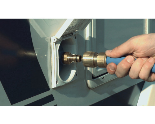 Wasseranschluss mit Schlauchkupplung an einem Wohnwagen