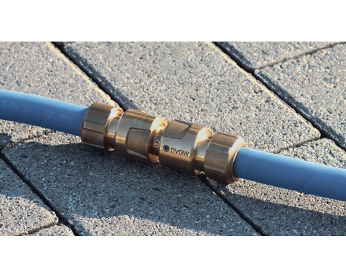 SEKA Rohrverbinder mit DVGW Siegel auf einem blauen Rohr