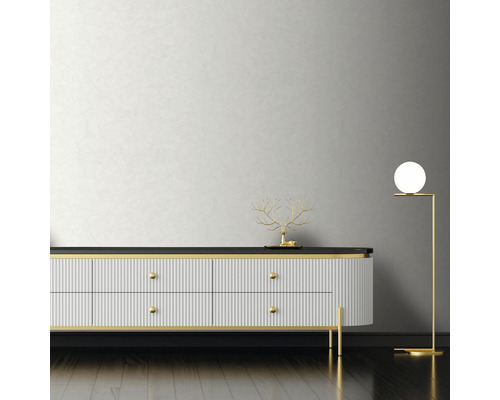 Wohnzimmer-Szene mit Lowboard, Dekoration und Stehlampe