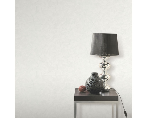 Dekoratives Zimmer mit Tischlampe und Blumenvase auf einem Tisch