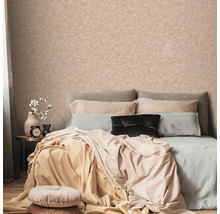 Schlafzimmer mit Bett und gemusterter Wandtapete