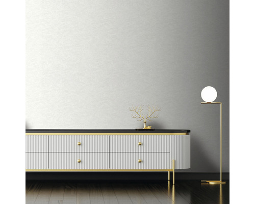 Wohnzimmer mit Lowboard, Stehlampe und Dekoration