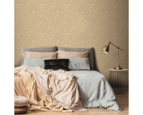 Schlafzimmer mit gemusterter Tapete, Bett, Nachttisch und Lampe