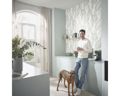 Moderne Küche mit floral gemusterter Tapete, Mann und Hund