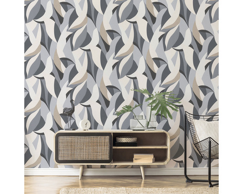 Wohnraum mit gemusterter Tapete, Kommode und Stuhl