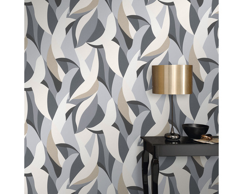 Wohnzimmer mit grafischer Tapete und Tisch mit Lampe