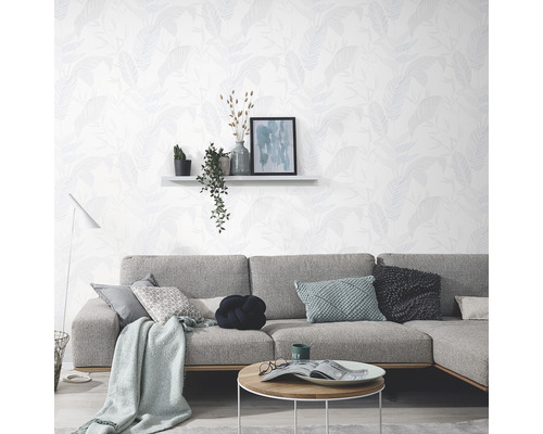 Wohnzimmer mit gemusterter Tapete, Sofa und Dekoration