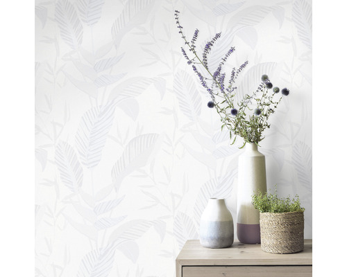 Dekoratives Zimmer mit botanischer Tapete und Vasen auf einem Holzschrank