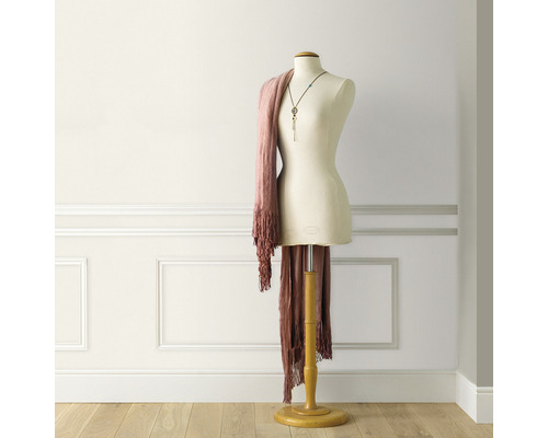 Schneiderpuppe mit Schal und Halskette